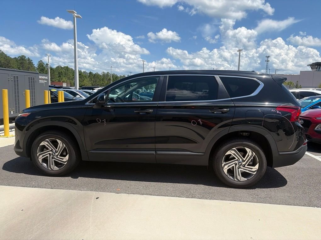 Used 2023 Black Hyundai SE image 4