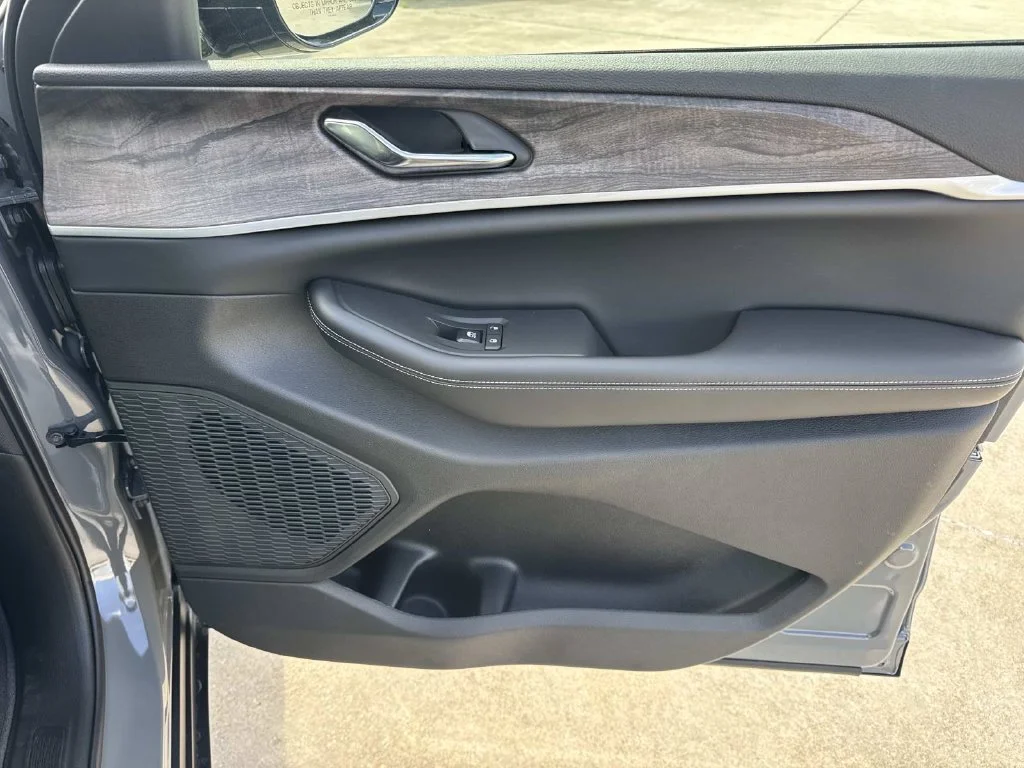 New 2027 Gray Jeep Laredo Altitude image 23
