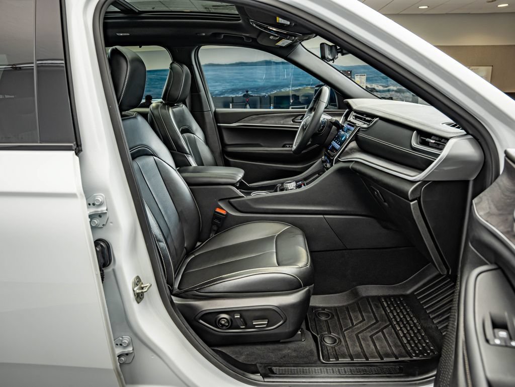 Used 2024 Bright White Clearcoat Jeep Limited image 43