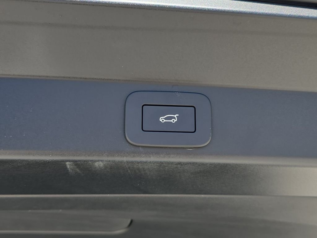 New 2026 Carpathian Grey Land Rover Dynamic SE image 13