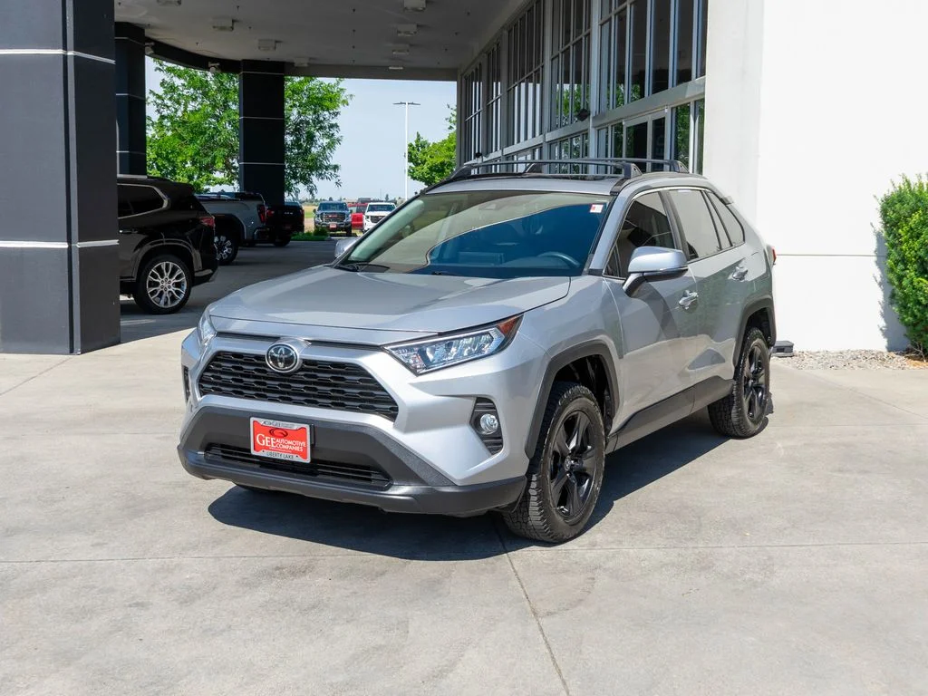 Used 2019 Silver Toyota XLE image 3