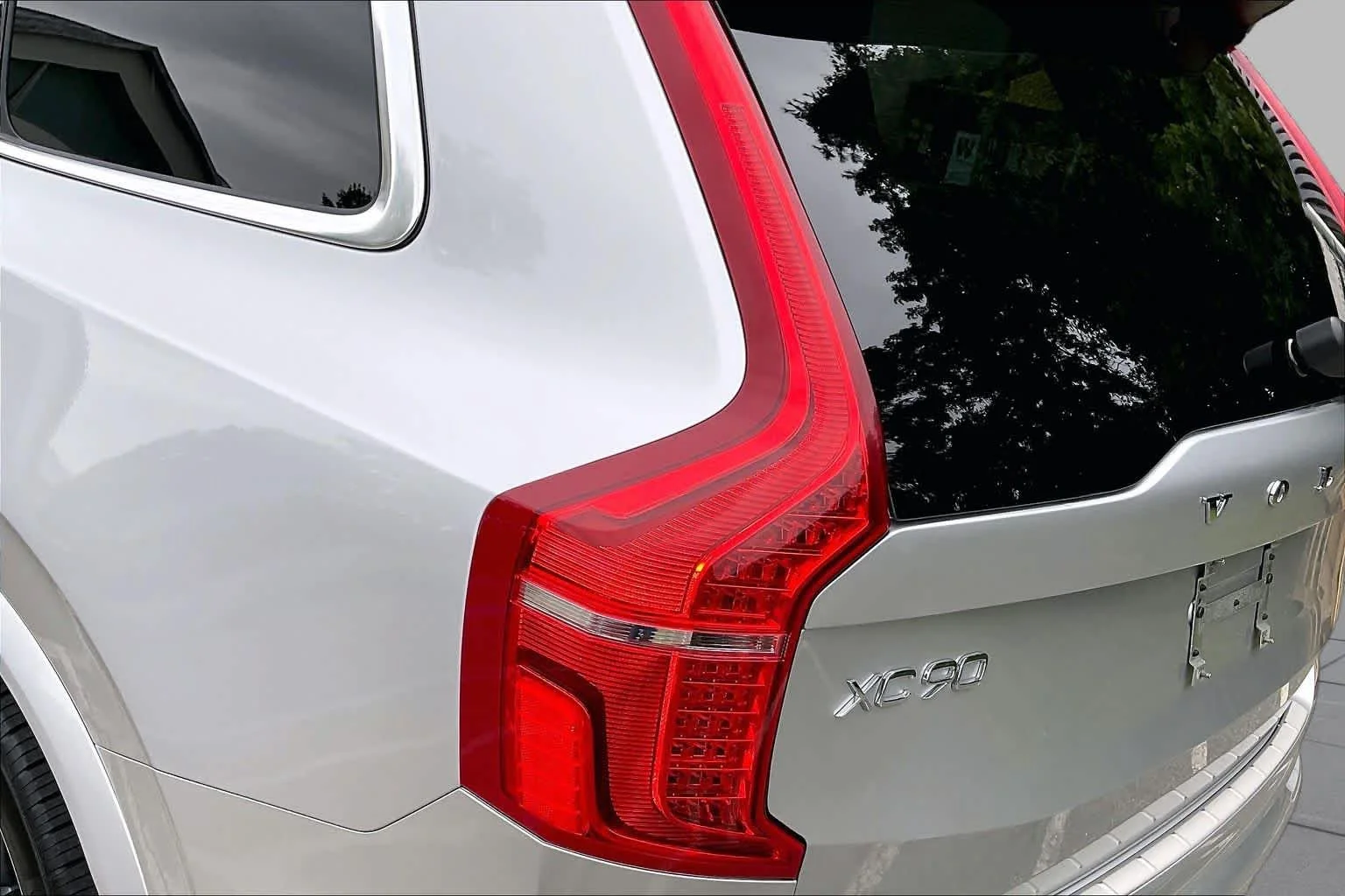 Used 2019 Bright Silver Metallic Volvo Momentum image 27