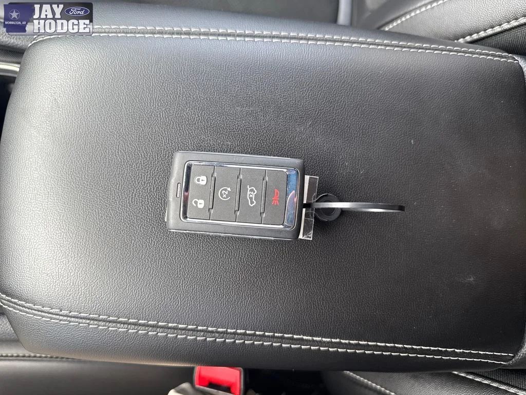 Certified Used 2025 Metallic Jeep Altitude image 12