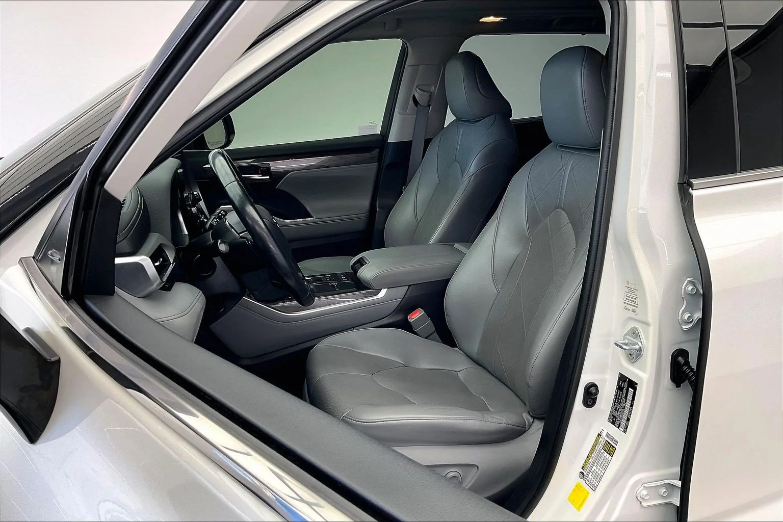 Used 2021 Blizzard Pearl Toyota Platinum image 18