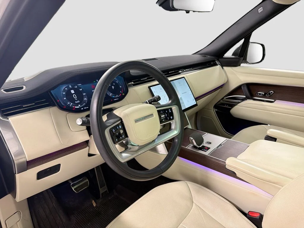 Used 2024  Land Rover SE image 4