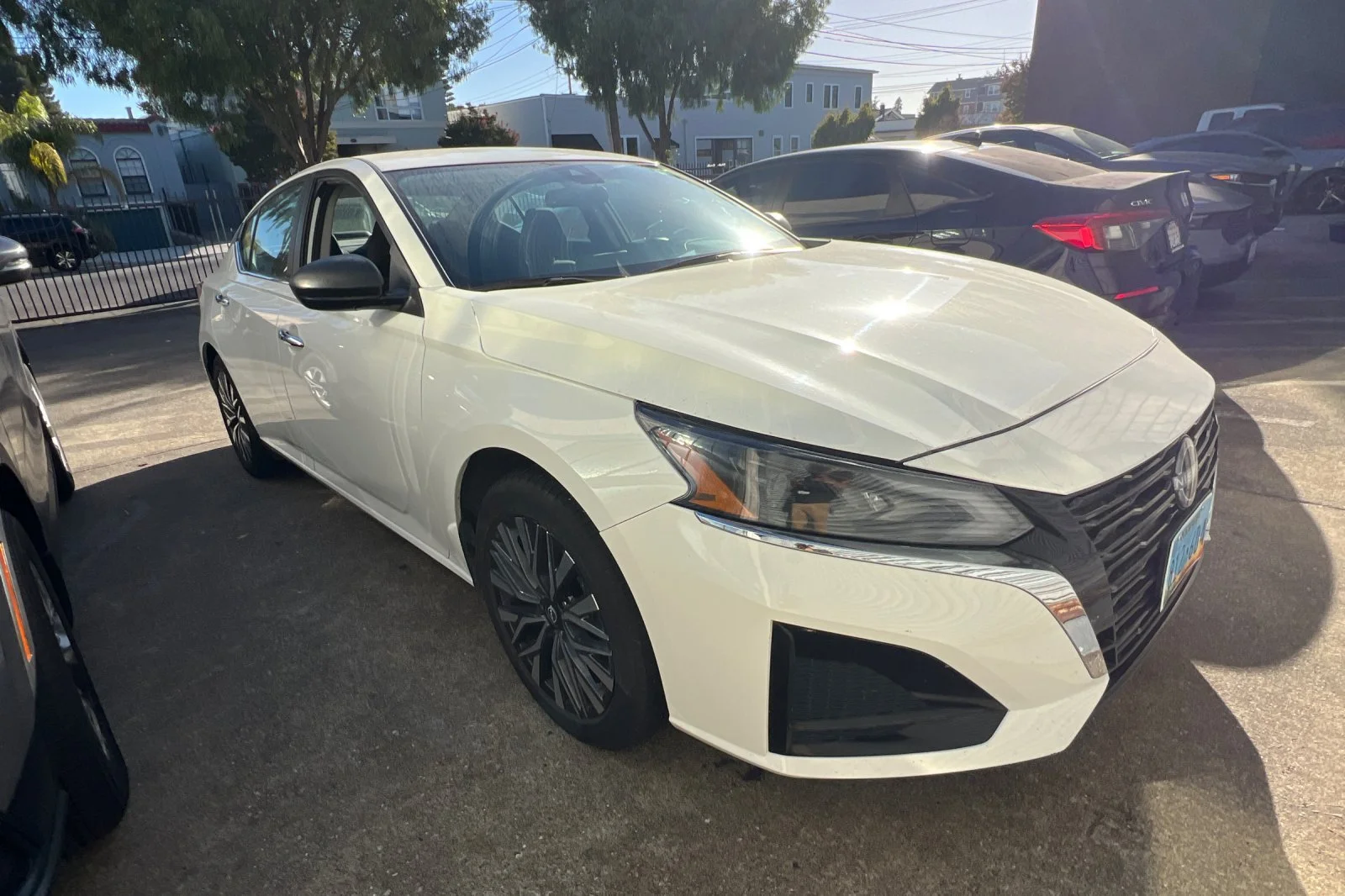 Used 2025 Glacier White Nissan 2.5 SV image 3