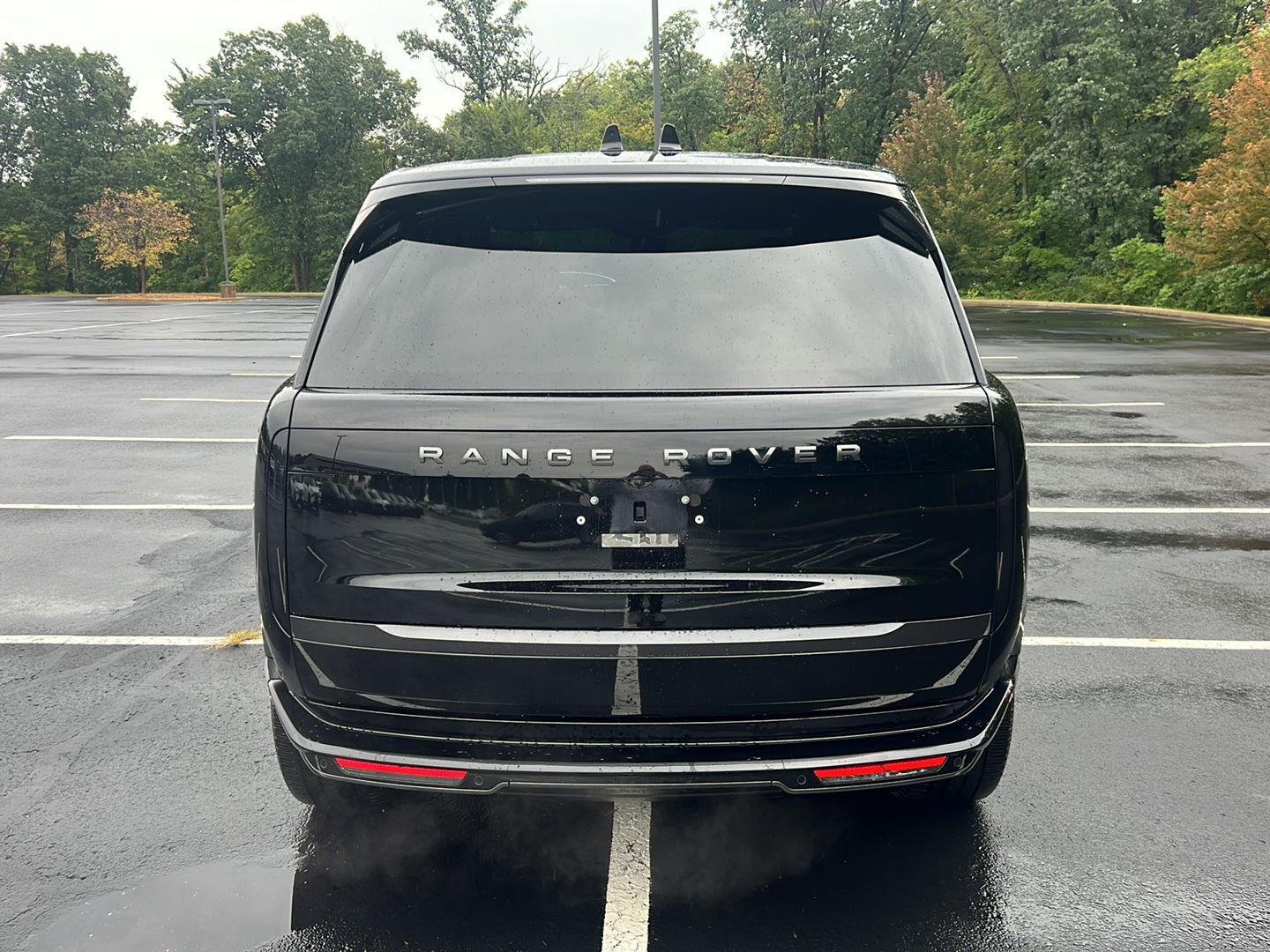 Used 2026 Santorini Black Metallic Land Rover SE image 4
