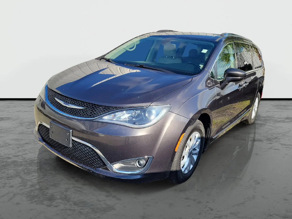 Used 2018 Gray Chrysler Touring L image 3