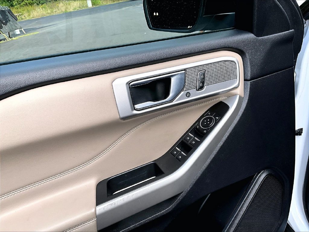 Used 2022 White Ford Limited image 10
