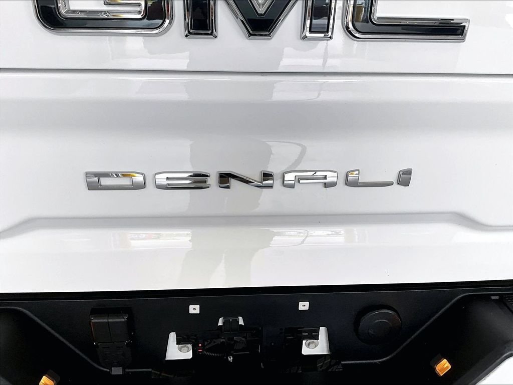 Used 2025 Summit White GMC Denali Ultimate image 28