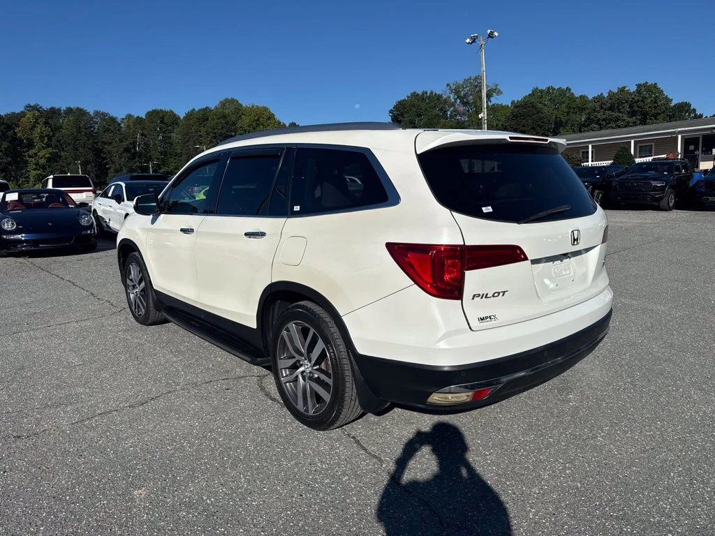 Used 2017  Honda Touring image 3