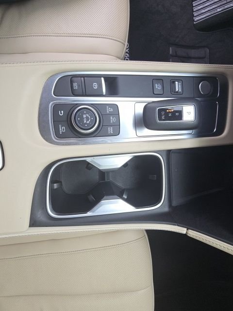 Used 2023 White INFINITI LUXE image 17