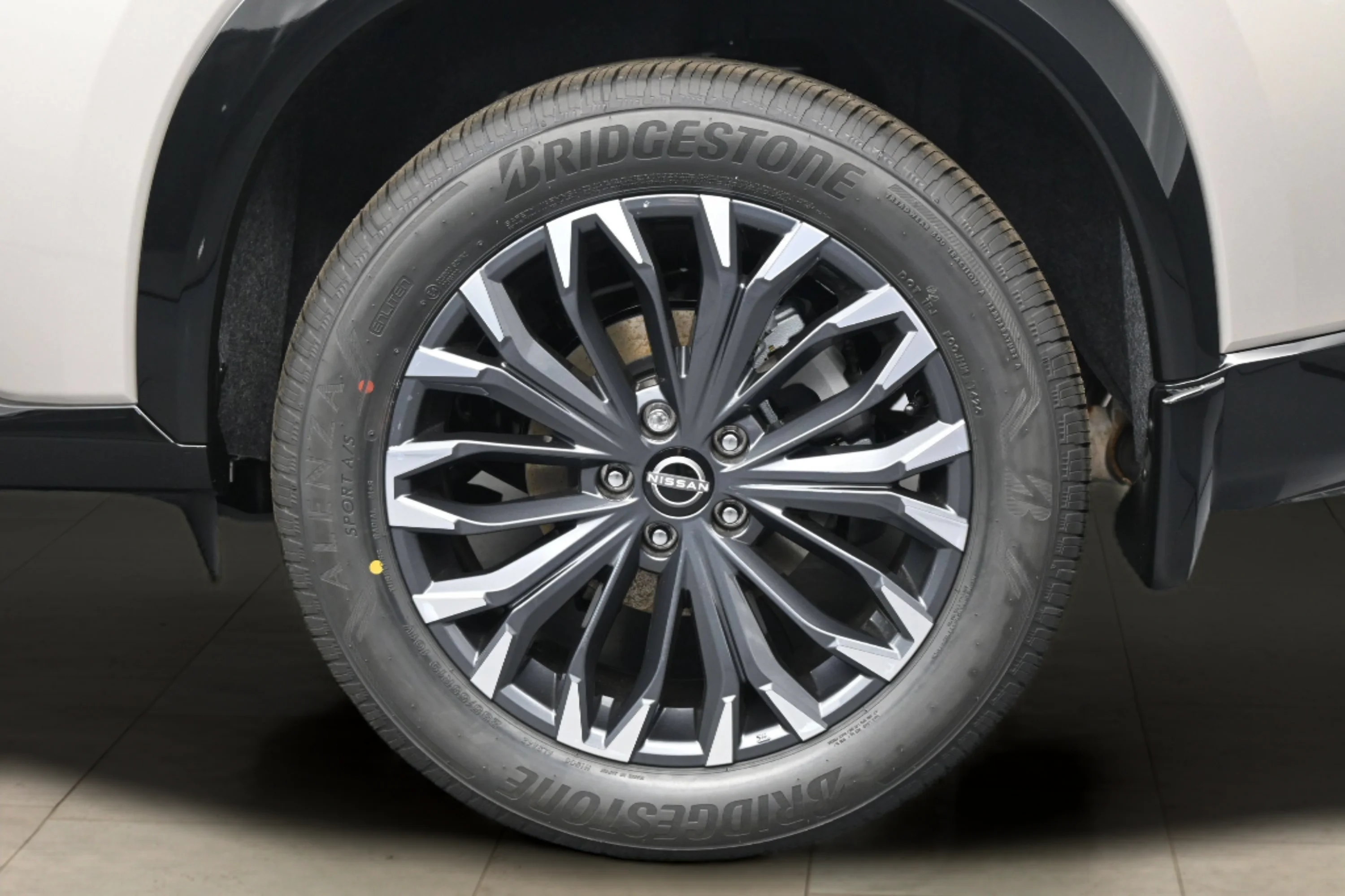 New 2026 Champagne Silver Metallic / Super Black Two-tone Nissan Platinum image 24