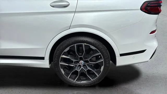 Used 2023 White BMW M60i image 38
