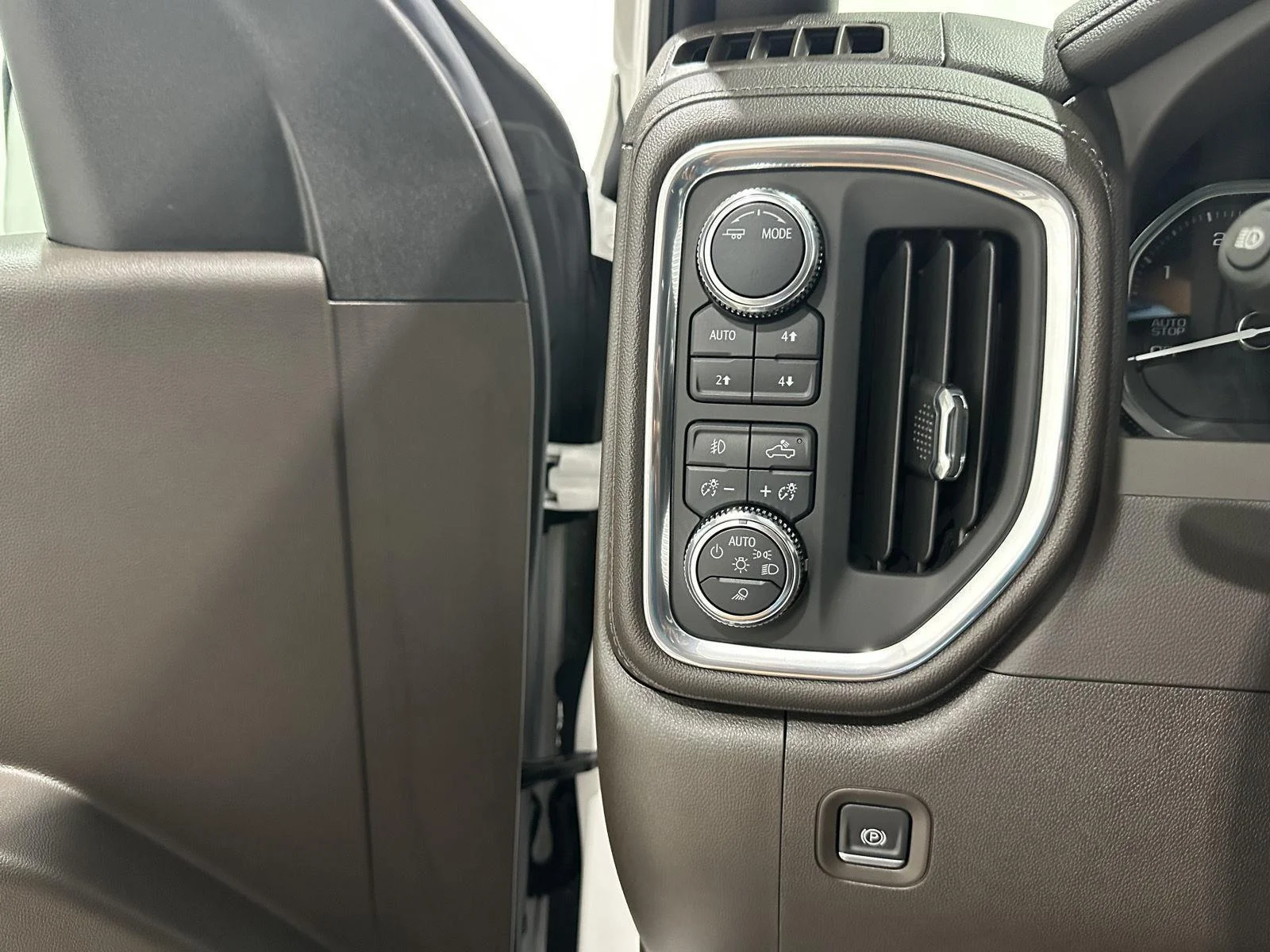 Used 2022 WHITE FROST TRICOAT GMC Denali image 16