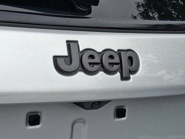 New 2026 Silver Zynith Metallic Clear-Coat Exterior Paint Jeep Limited image 5