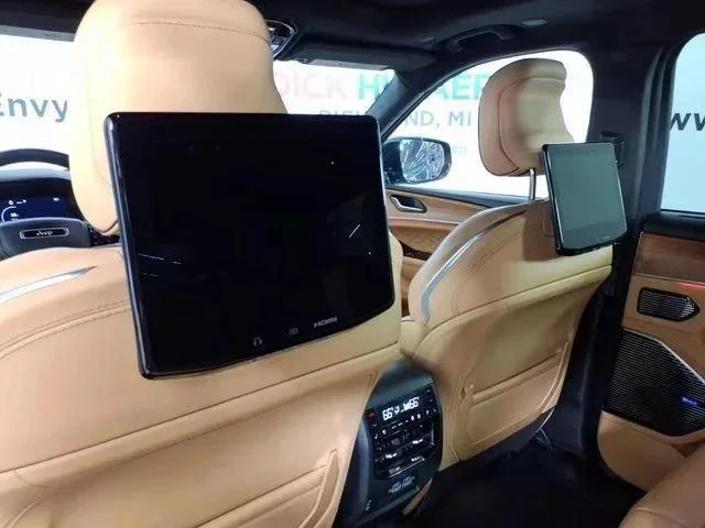 Used 2024 Black Jeep Summit image 10