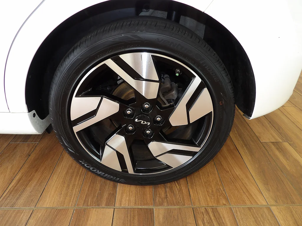 Used 2023 Snow White Pearl Kia GT-Line image 9
