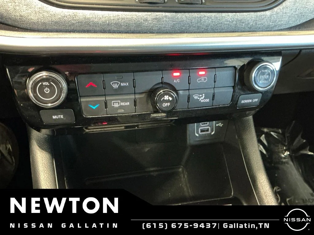 Used 2022 Bright White Clearcoat Jeep Latitude Lux image 26