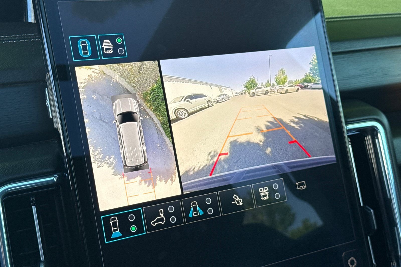 Used 2025  GMC Denali image 22