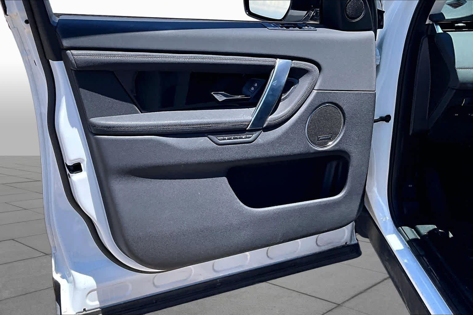 Used 2022 Fuji White Land Rover SE image 19