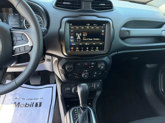 Used 2023  Jeep Latitude image 21
