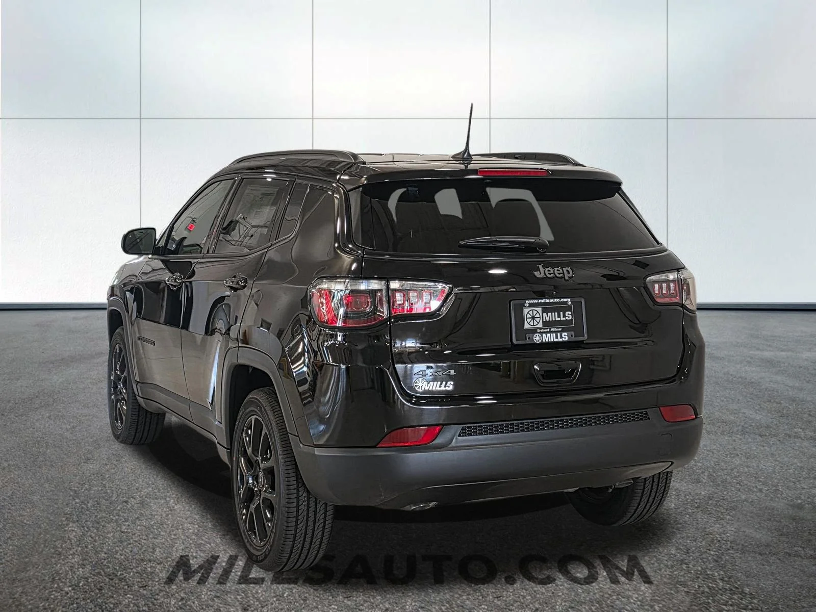 New 2026 Diamond Black Crystal Pearl-Coat Exterior Paint Jeep Latitude image 5