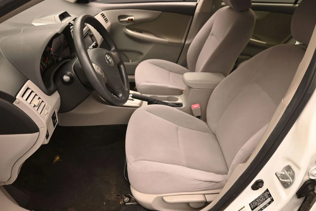 Used 2013 White Toyota LE image 16