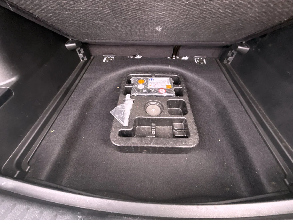 Used 2024 White Jeep Latitude image 10
