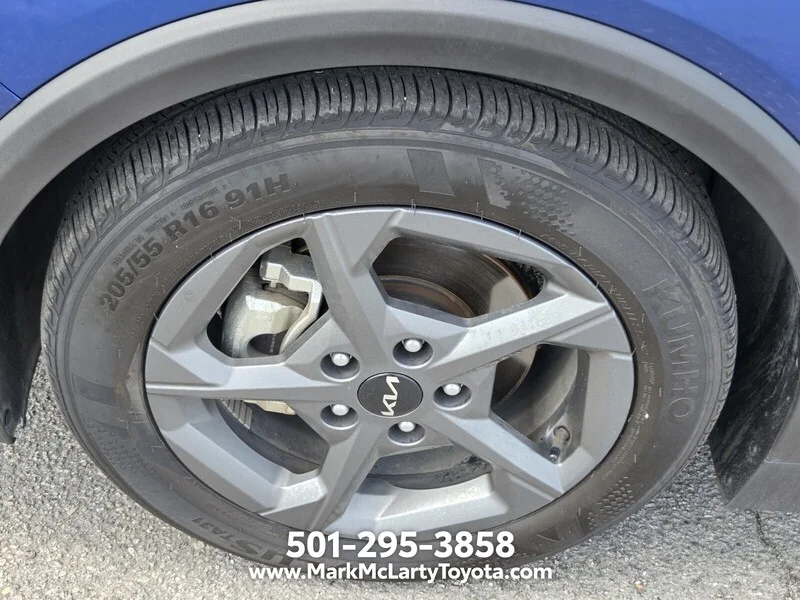 Used 2025 Deep Sea Blue KIA LXS FWD image 16