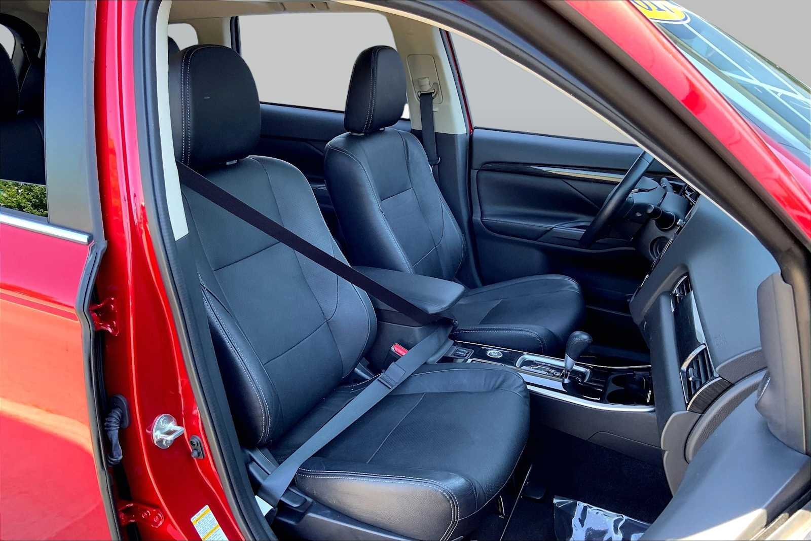 Pre-Owned 2017 Mitsubishi Outlander SEL