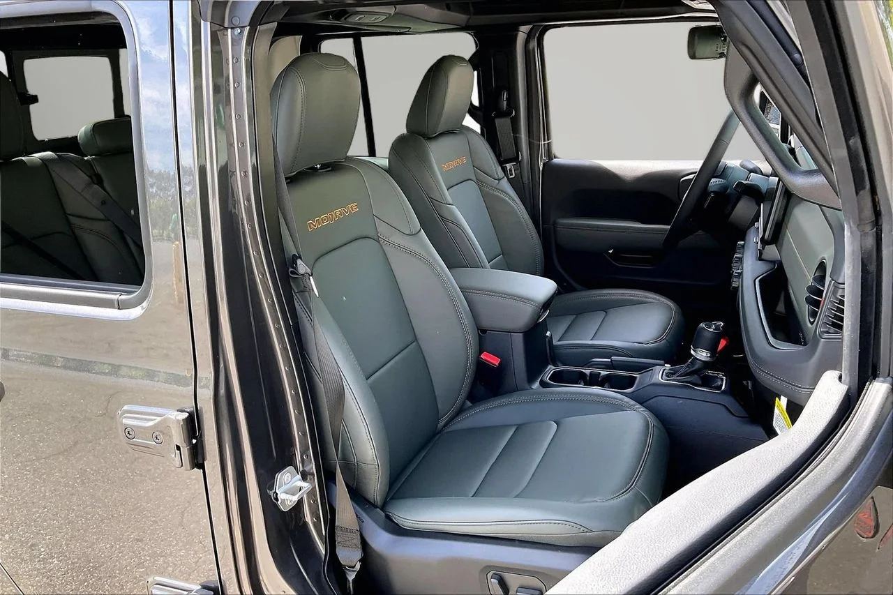 New 2026 Granite Crystal Metallic Clearcoat Jeep Mojave image 19