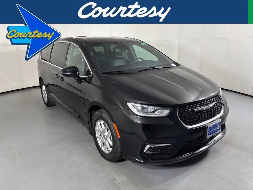2025 Chrysler Pacifica Select's photo