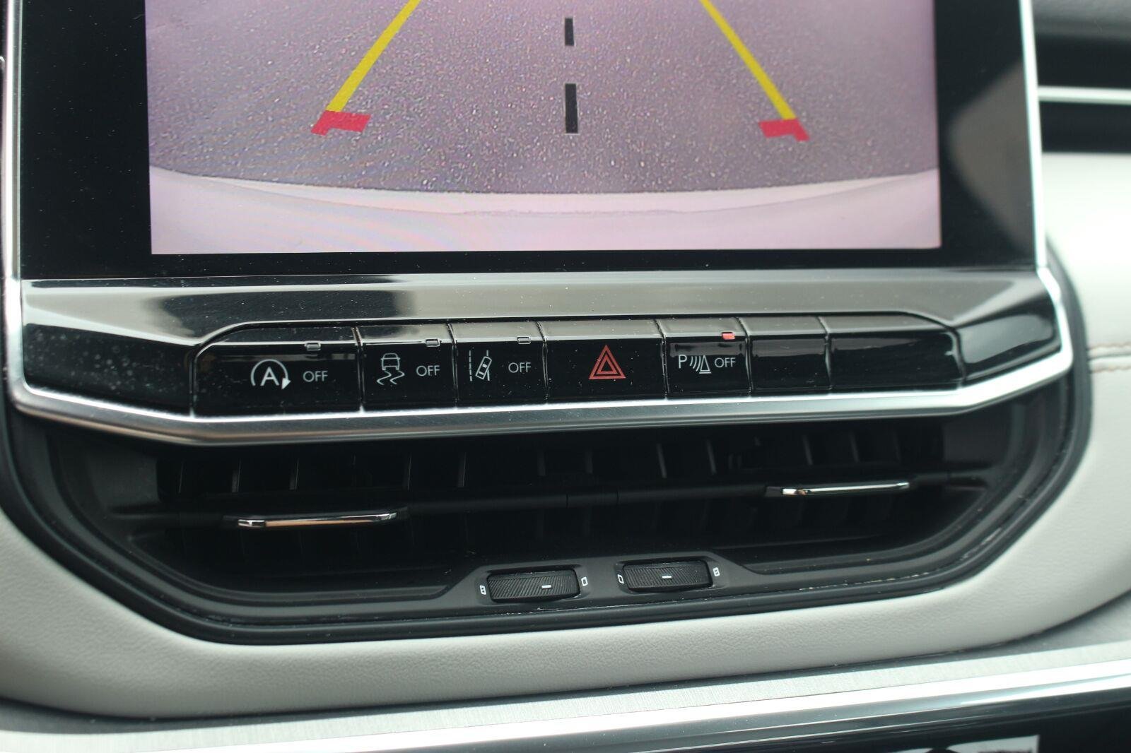 Used 2023  Jeep Limited image 23