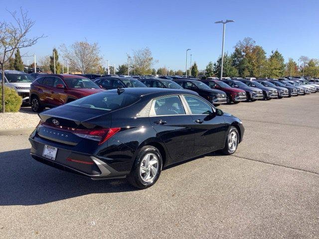 New 2026 Abyss Black Hyundai SE image 5