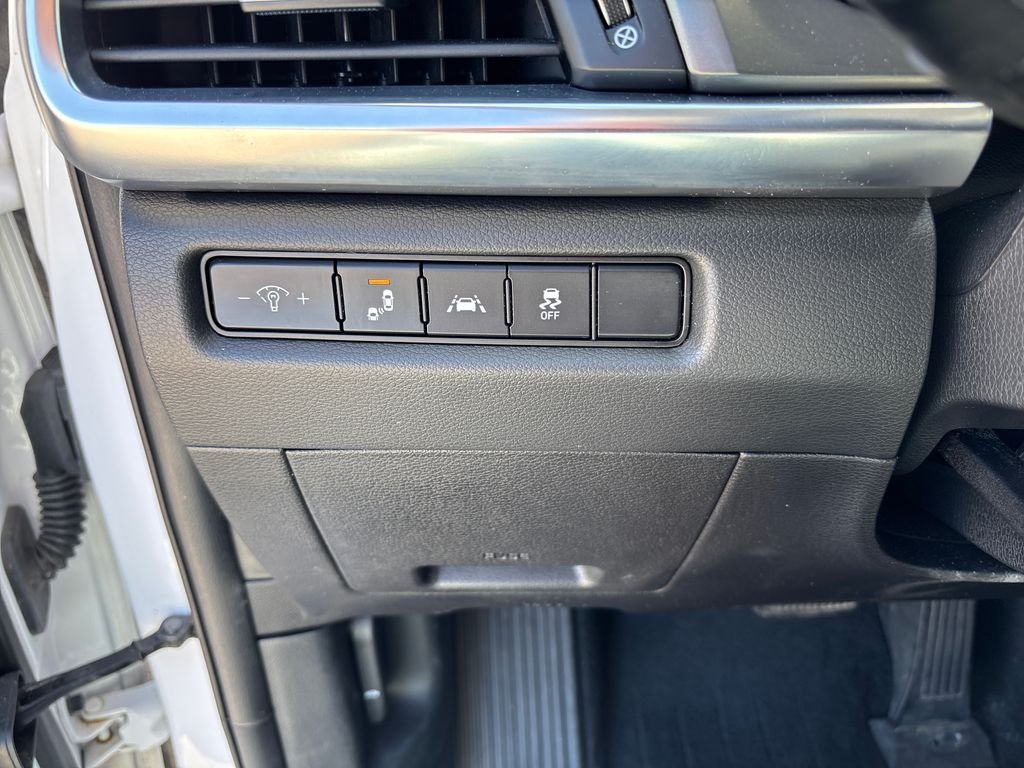 Used 2022 White Kia S image 25