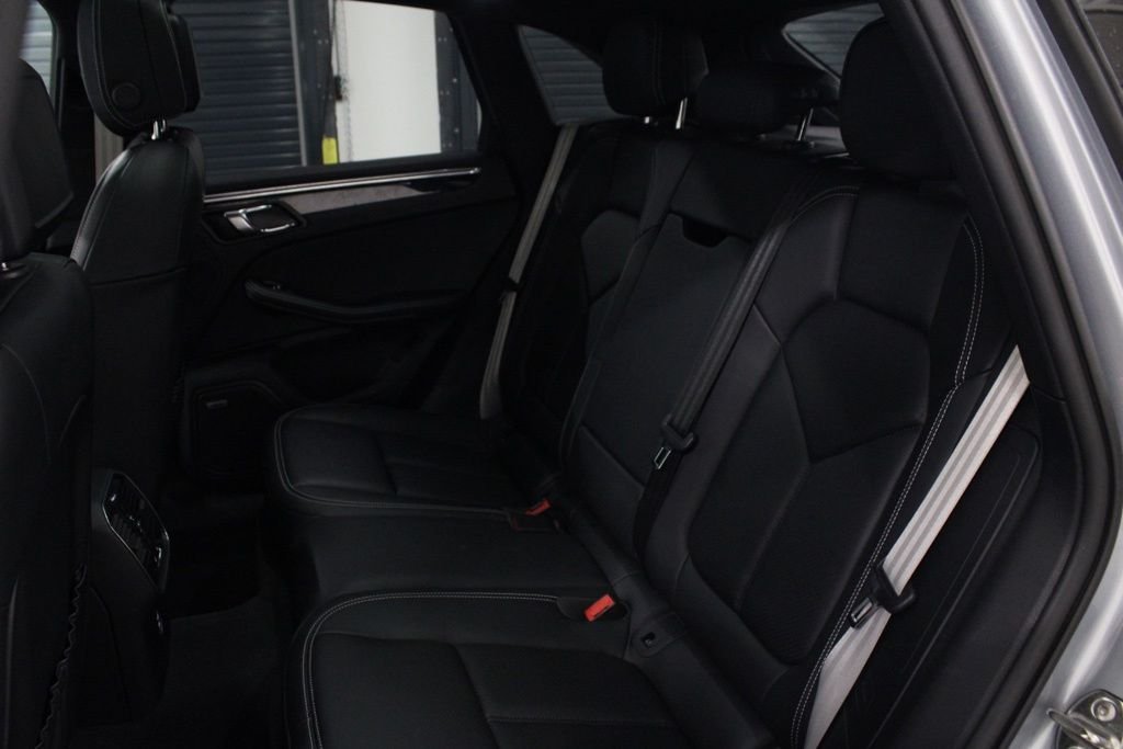 Used 2025  Porsche  image 30