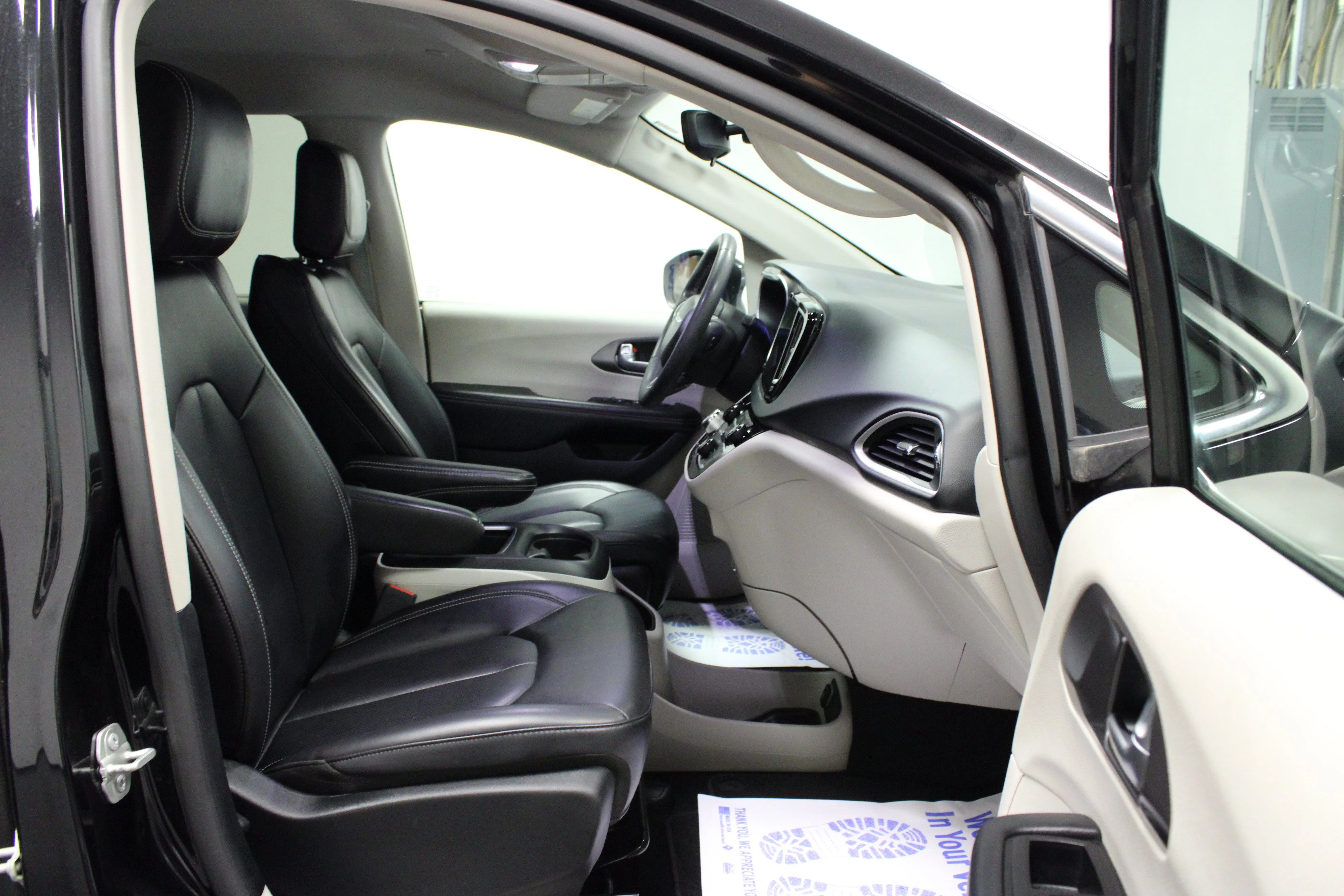 Used 2023 Brilliant Black Crystal Pearlcoat Chrysler Touring L image 17
