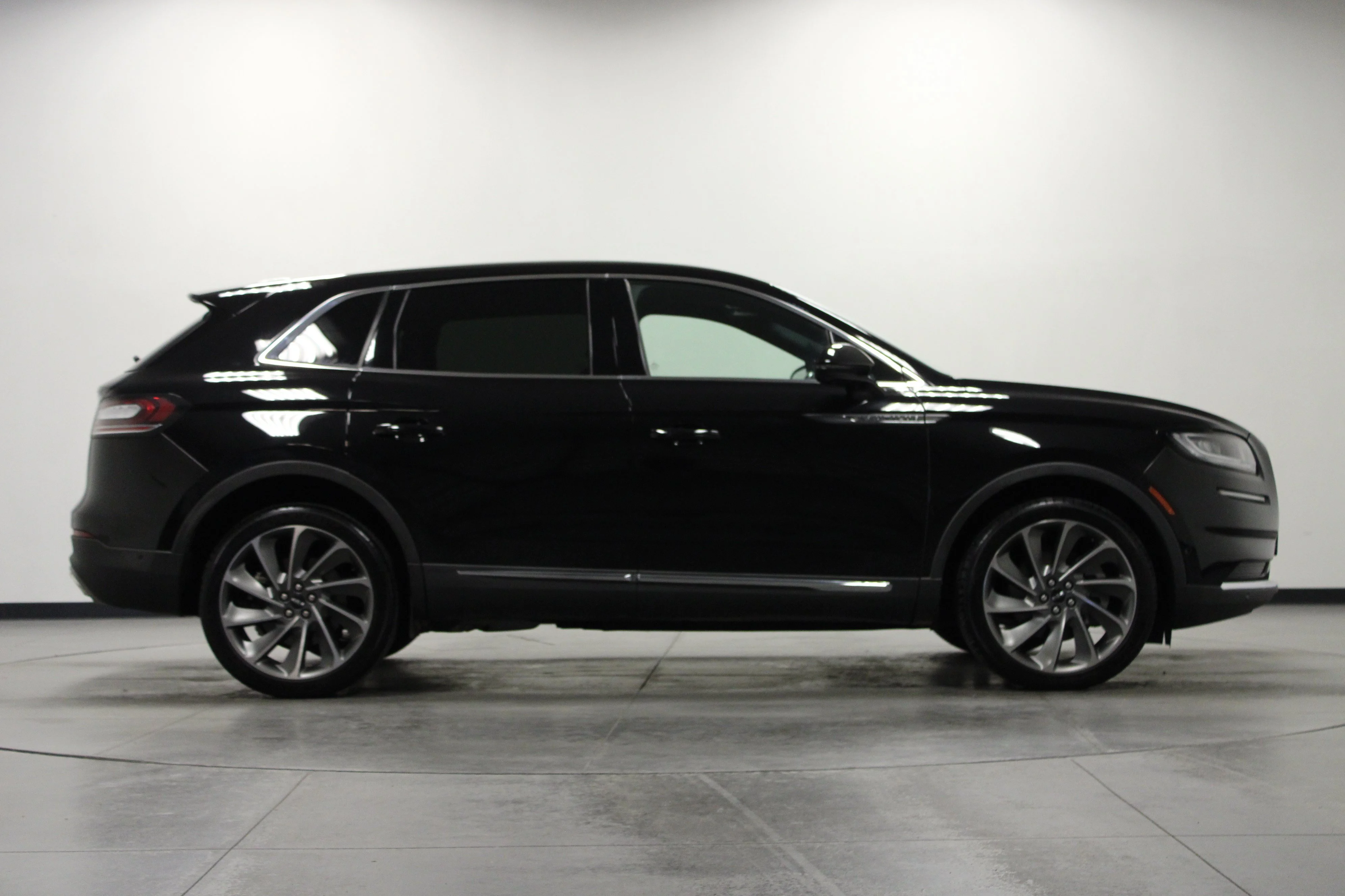 Used 2022 Infinite Black Metallic Clearcoat Lincoln Reserve image 3