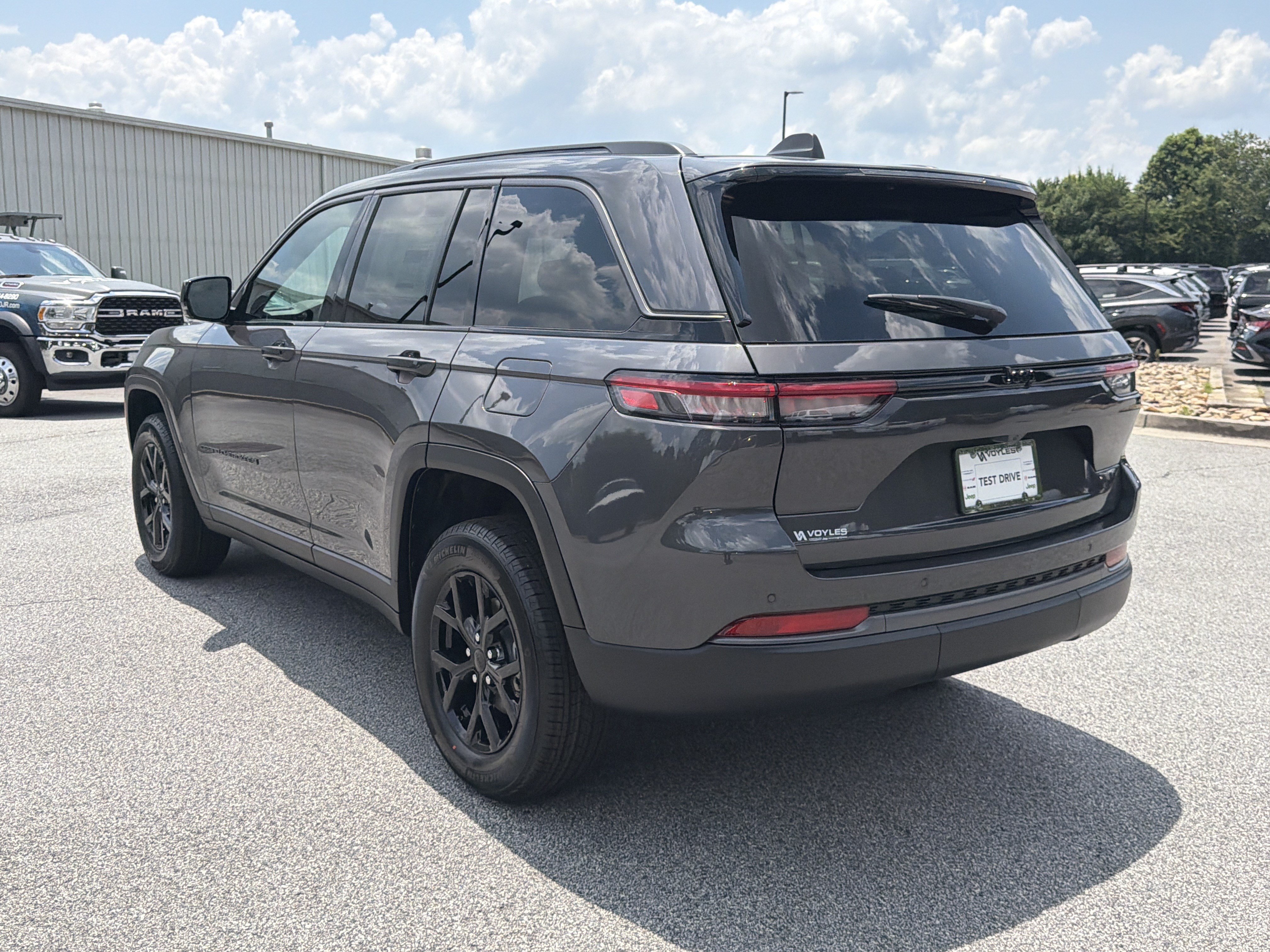 New 2026 Baltic Gray Metallic Clear-Coat Exterior Paint Jeep Altitude image 6