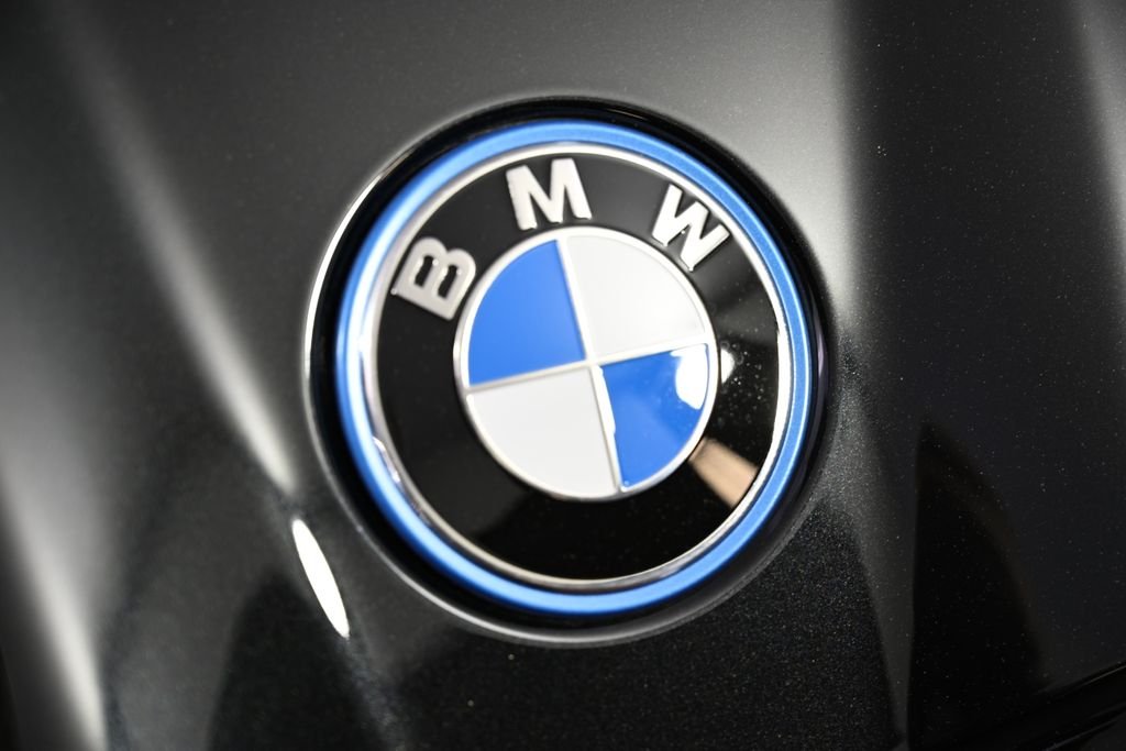 New 2027 Black Sapphire Metallic BMW 550e xDrive image 13