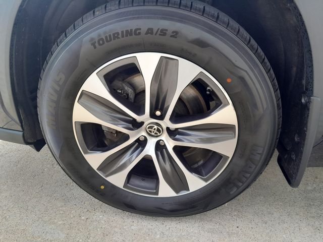 Used 2021  Toyota XLE image 9