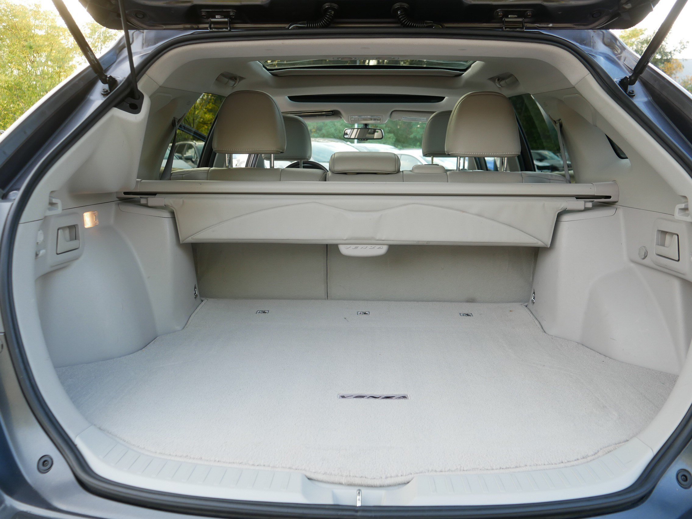 Used 2013 Magnetic Gray Metallic Toyota XLE image 18