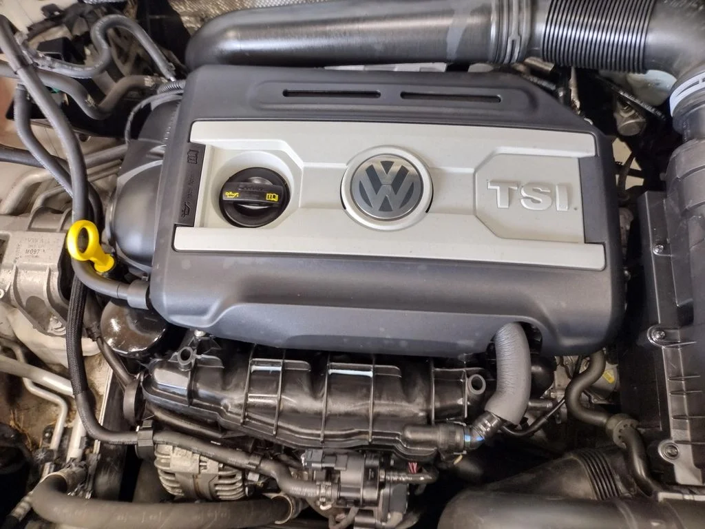 Used 2014 White Volkswagen SE image 7