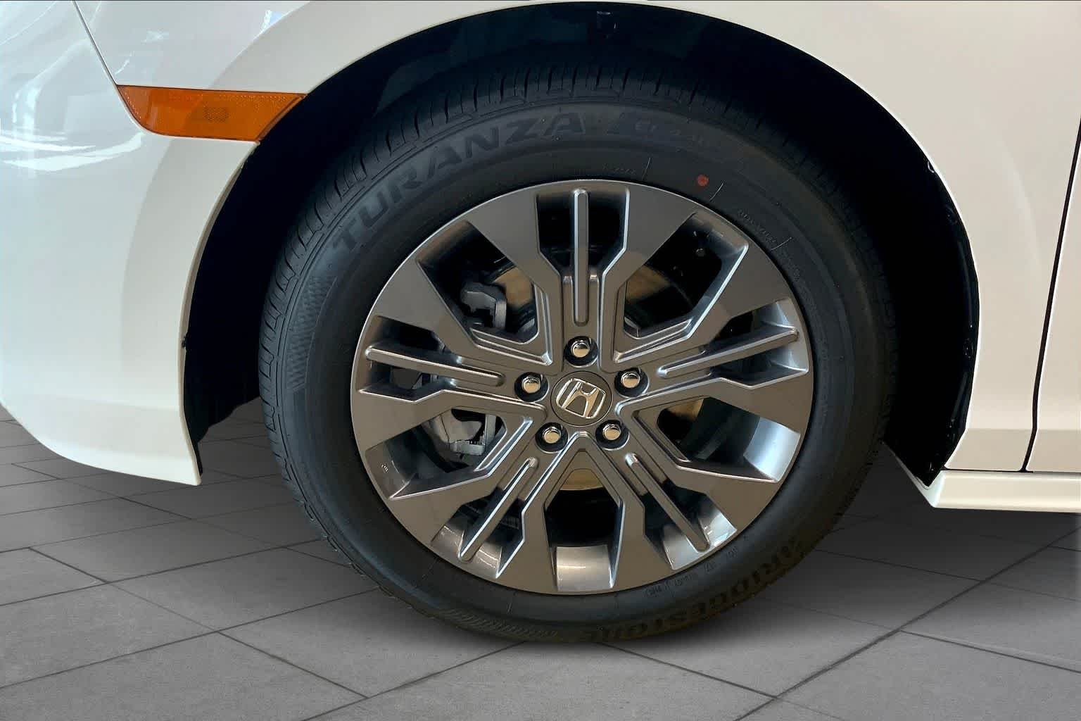 New 2026 Platinum White Pearl Honda Touring image 10