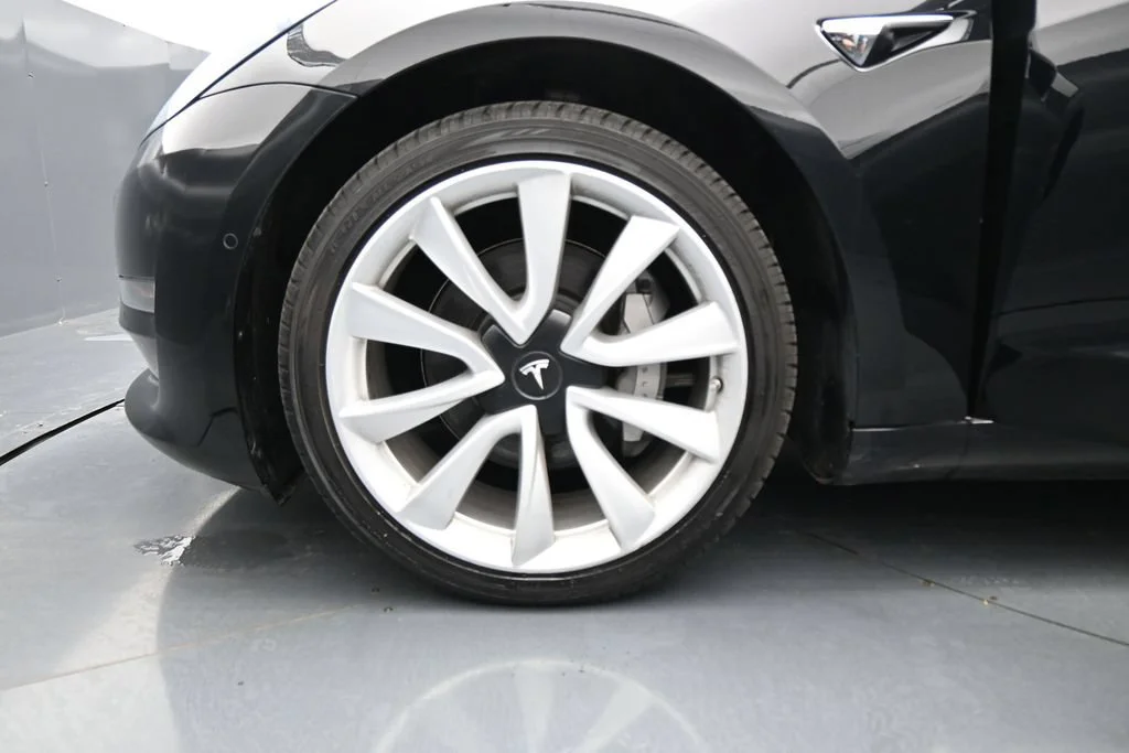Used 2019  Tesla Standard Range Plus image 24