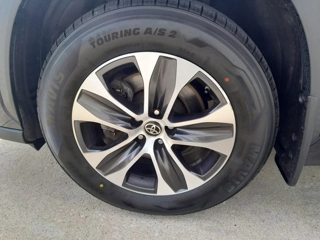Used 2021  Toyota XLE image 9