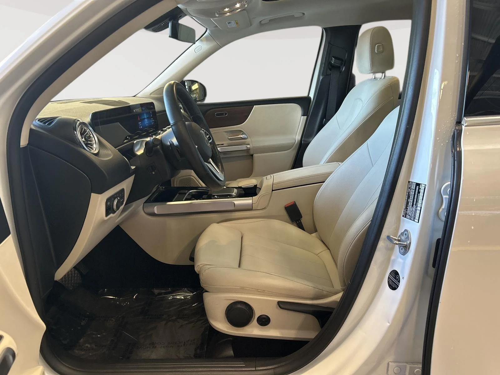 Used 2022 Polar White Mercedes-Benz GLB 250 image 12