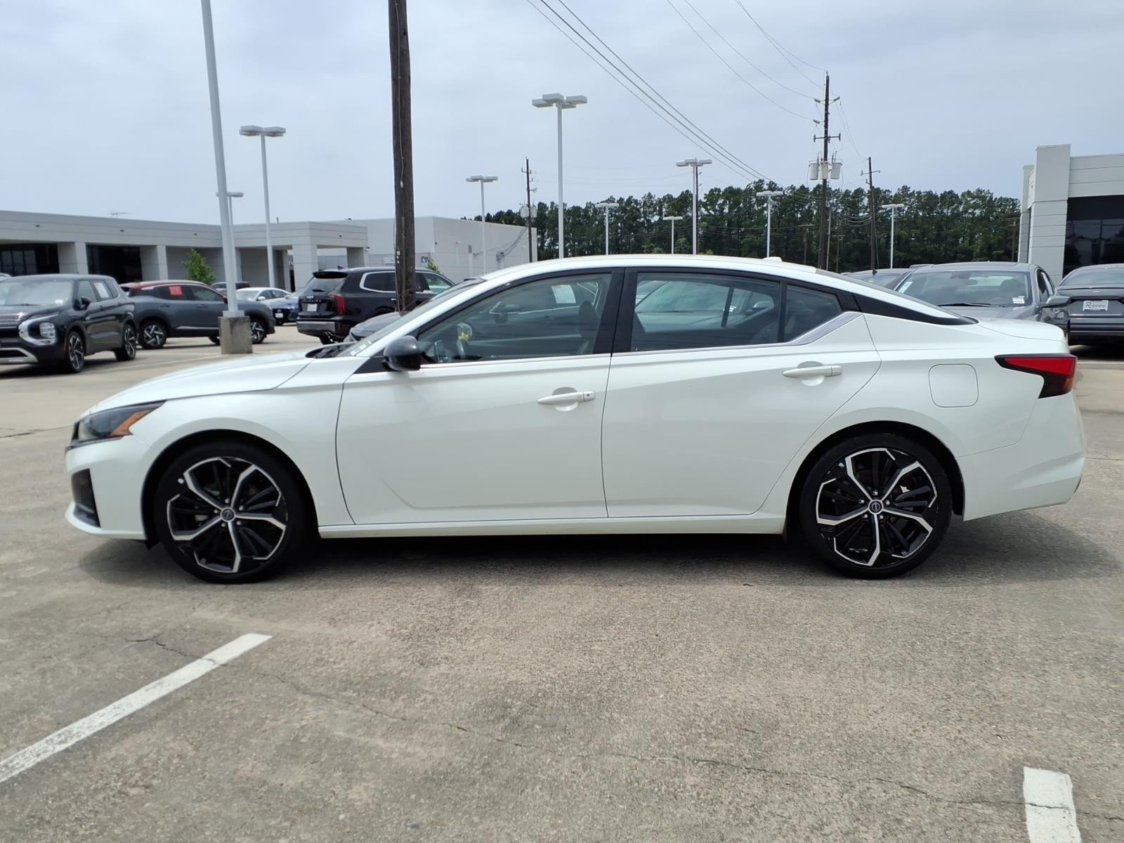 2023 Nissan Altima 2.5 SR White at G Motors