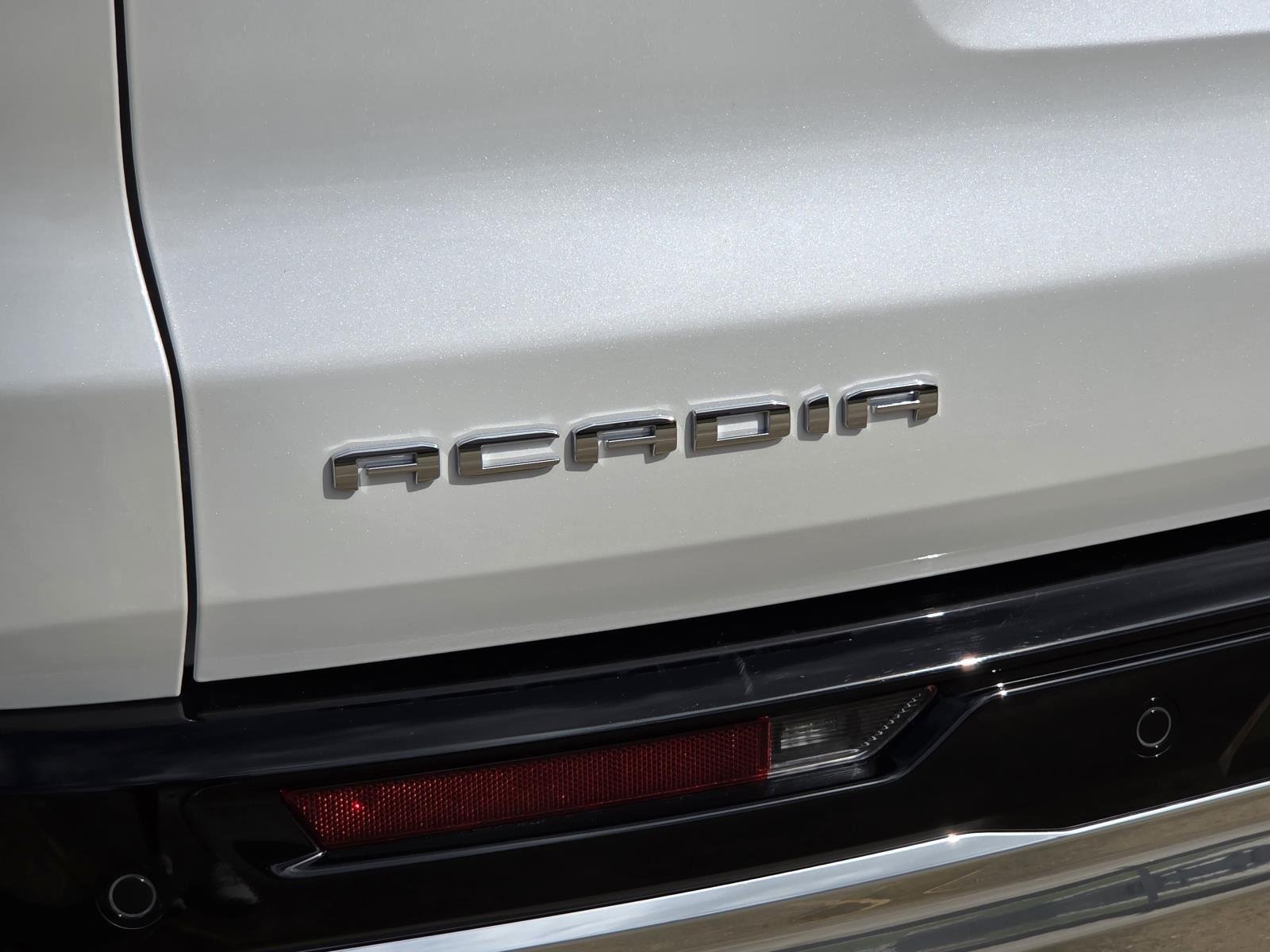 Used 2024 White Frost Tricoat GMC FWD Denali image 9